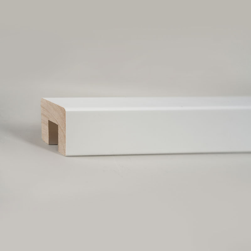 Zábradlí na schodiště z masivního dřeva (základní nátěr a lakování) – švýcarská bílá 1 1/6' x 1 1/6'
