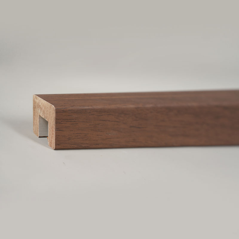 Zábradlí na schodiště z masivního dřeva (obalené PVC) – barva tmavý ořech 1 1/6' x 1 1/6'