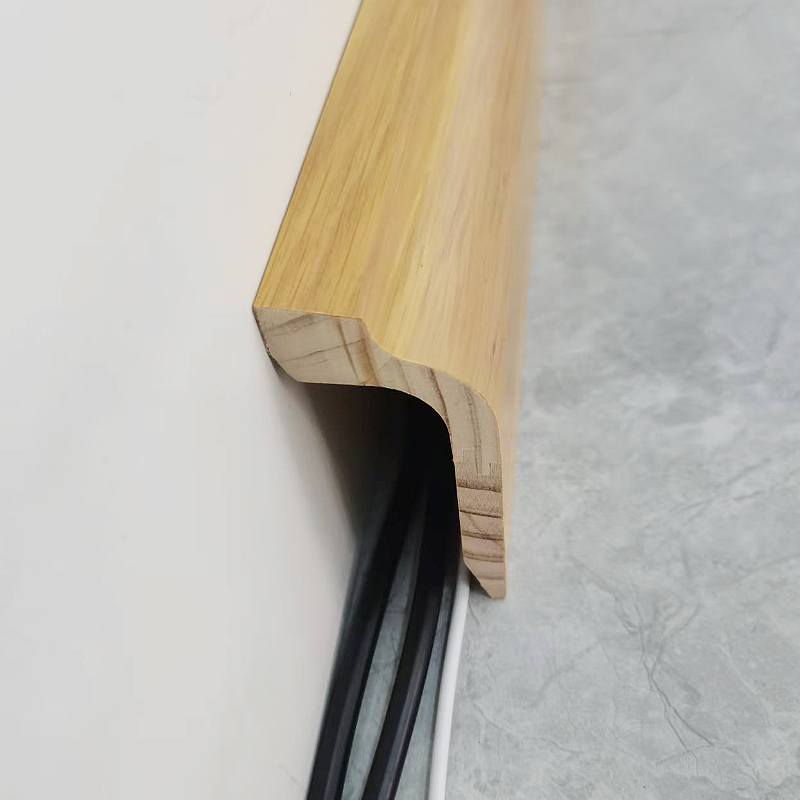 Soklová lišta z borovicového dřeva (obalená bílou dubovou dýhou + barva) – Dubová barva 1 3/5' x 3 5/9'